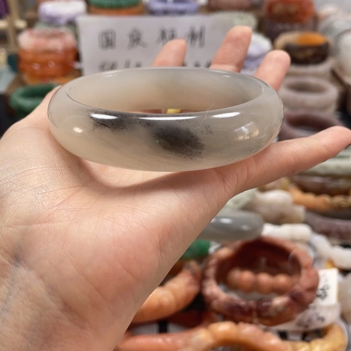 无***语未镶嵌手镯石英质玉
