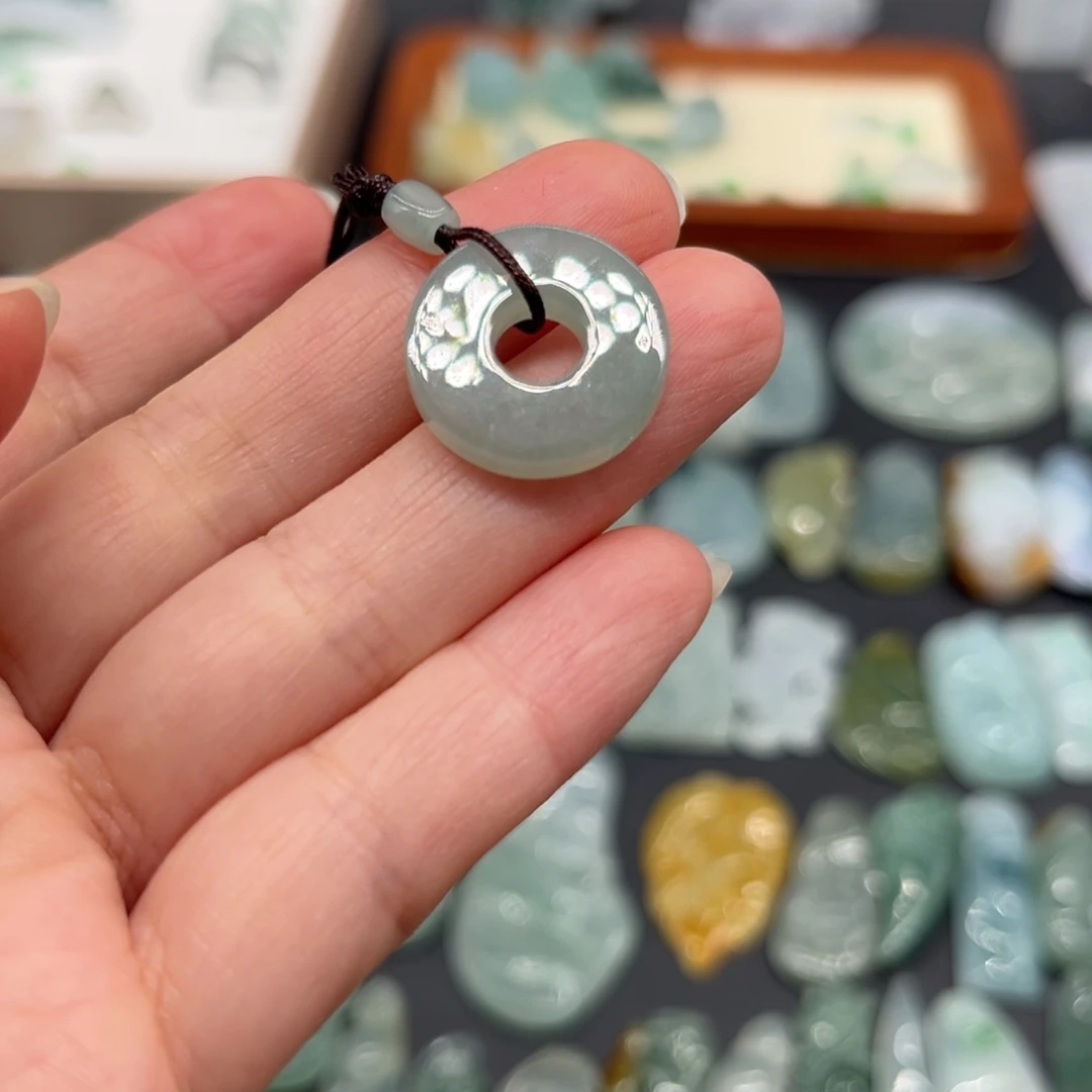 翡翠未镶嵌颈饰甜甜圈