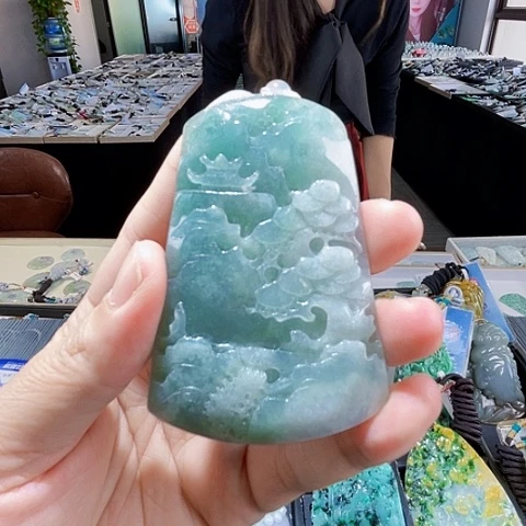 翡翠未镶嵌颈饰一个