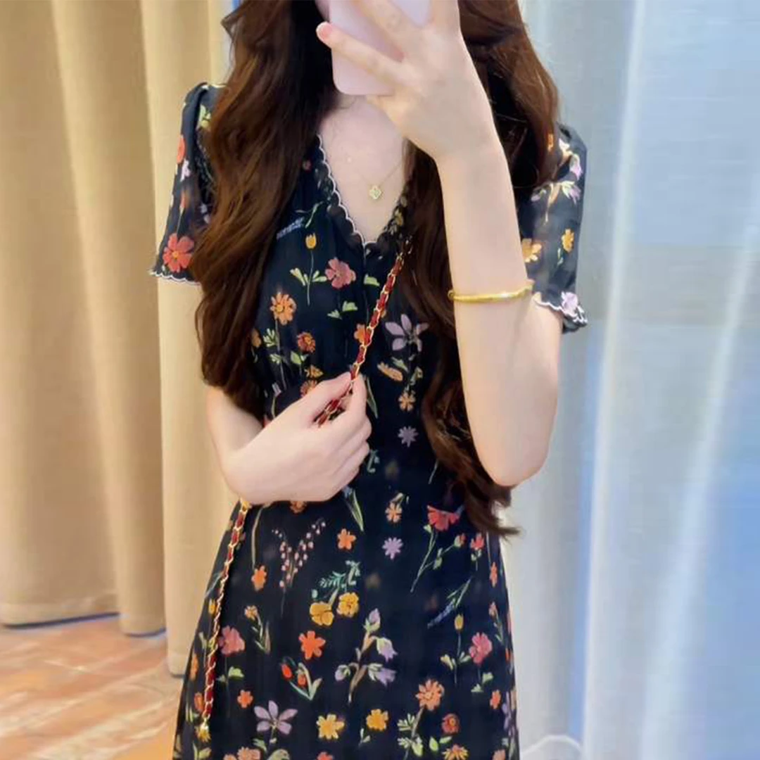 法式茶歇黑色碎花v领连衣裙子女夏2025新款今年流行爆款收腰长裙