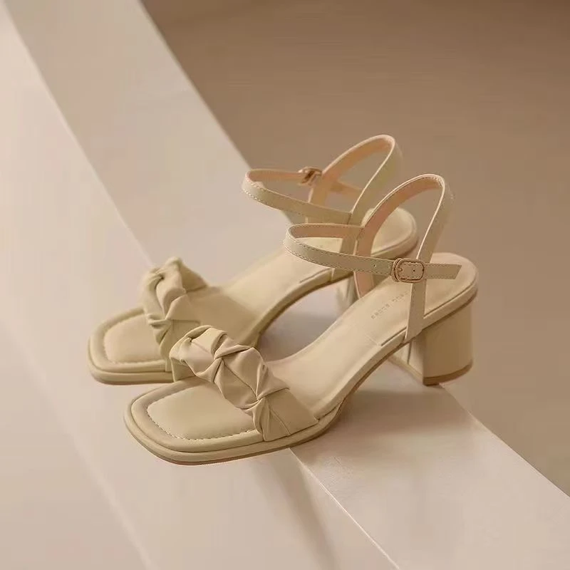 法式简约2025夏季新款女士凉鞋时尚百搭纯色中跟粗跟超纤皮仙女风