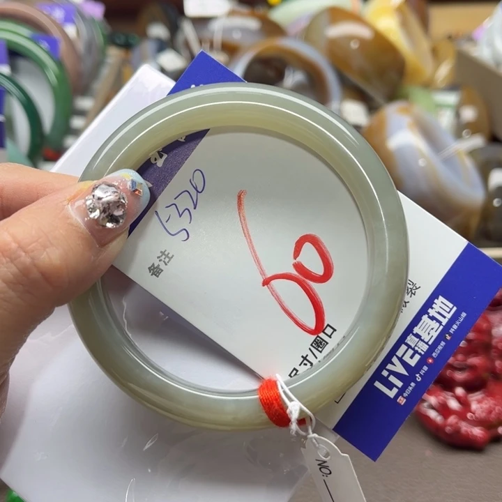 和田玉手镯未镶嵌平****）