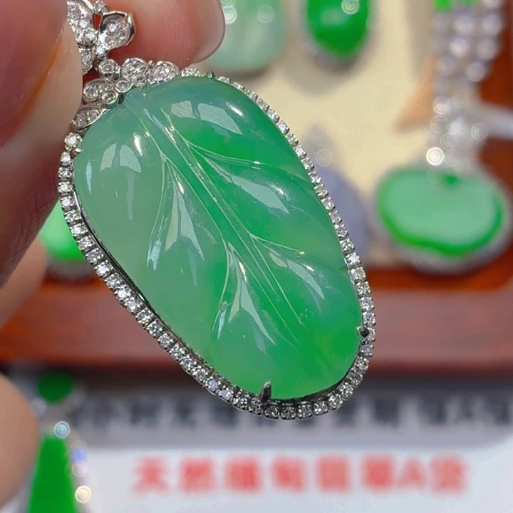 翡翠18K金镶嵌颈饰