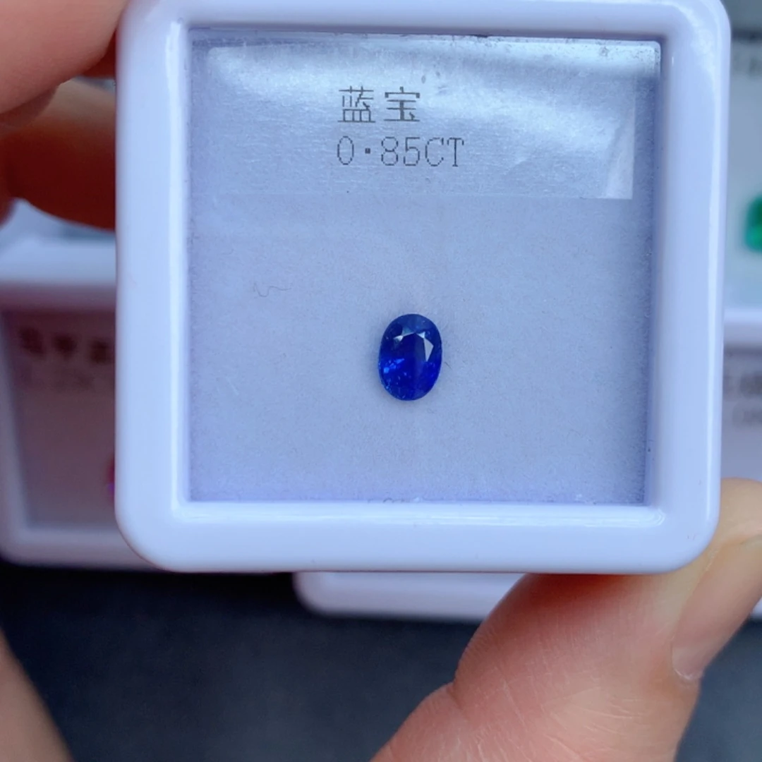 0.85克拉裸石蓝宝石未镶嵌