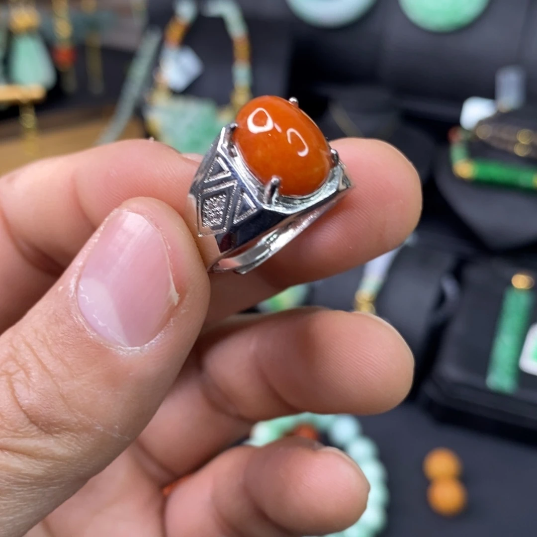 颈饰未镶嵌翡翠戒指