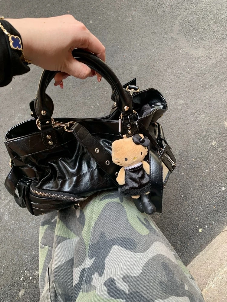 新款辣妹机车风手拎斜挎包包女百搭黑色系铆钉油蜡皮大容量托特包