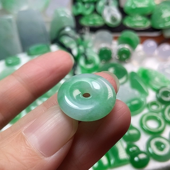 翡翠未镶嵌颈饰平安扣