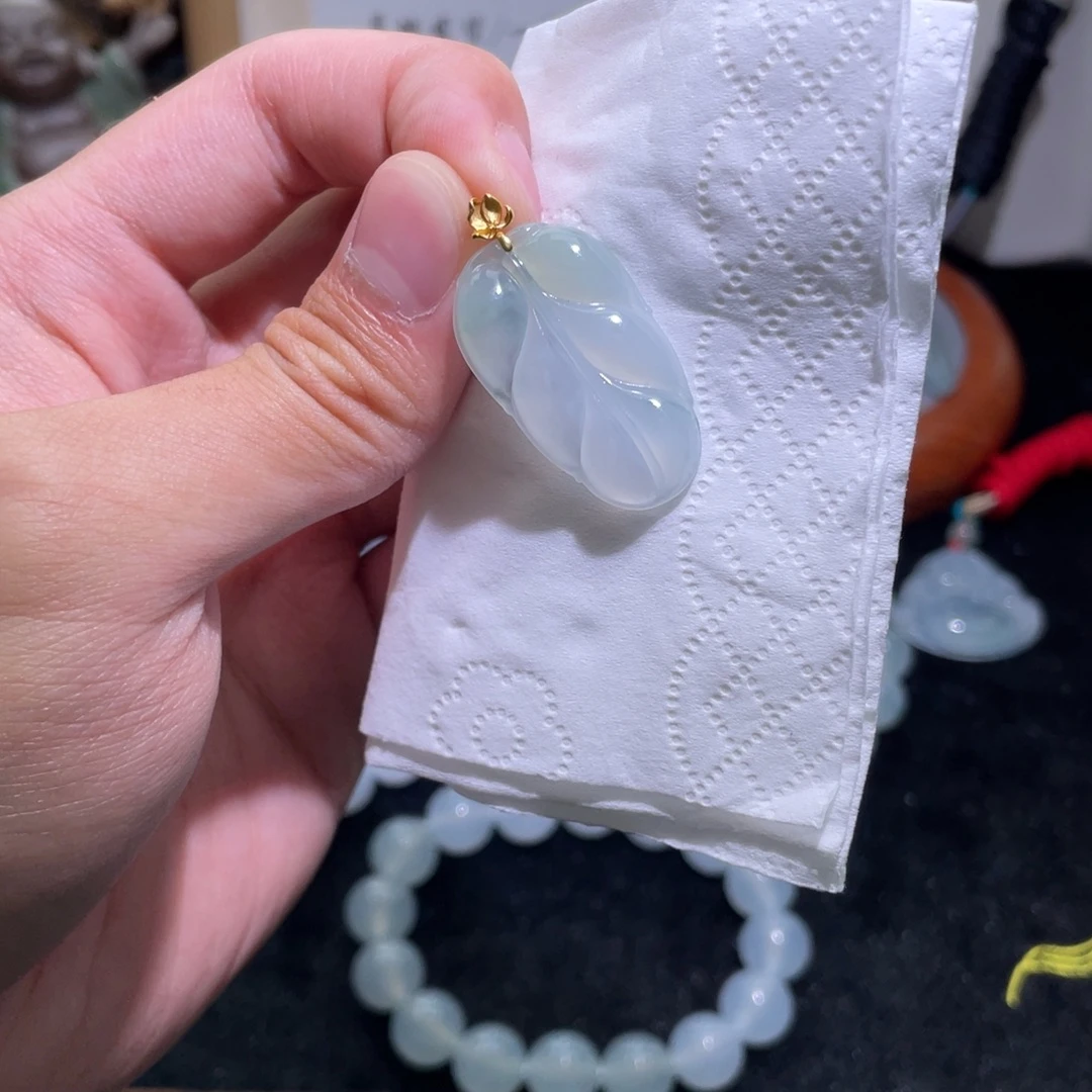 翡翠18K金镶嵌颈饰吊坠