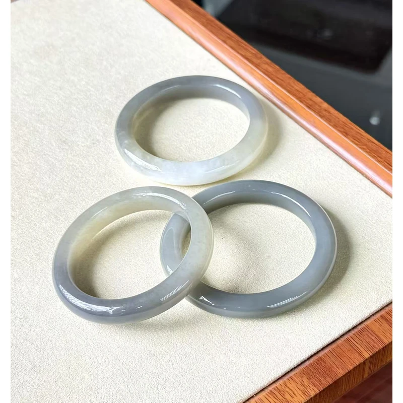 云雾·天然和田玉烟灰冰底手镯清货需包容(多样性发其一)