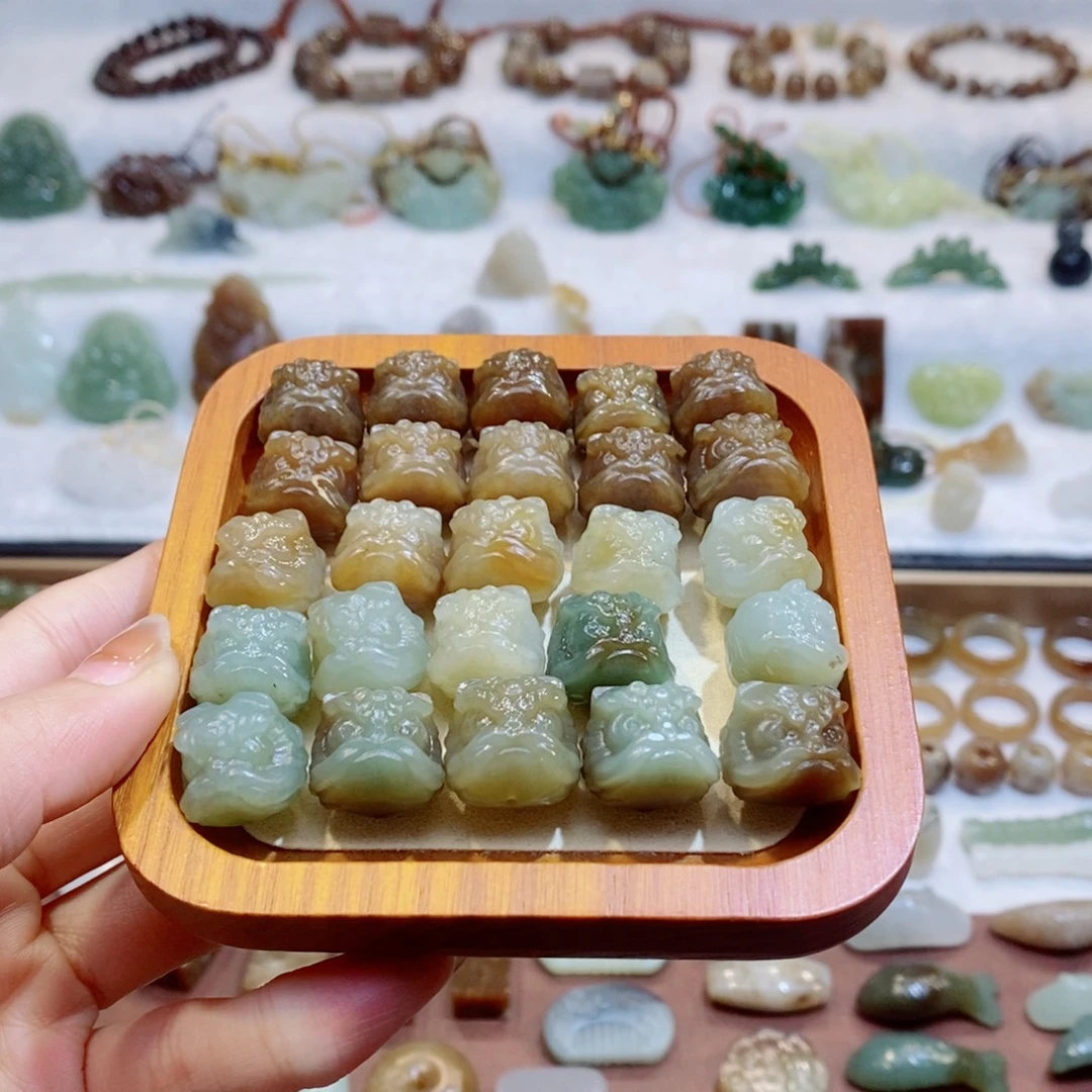 和田玉未镶嵌颈饰醒狮