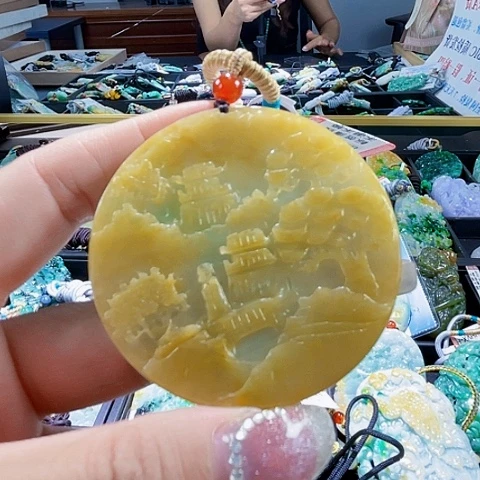 翡翠未镶嵌颈饰一个