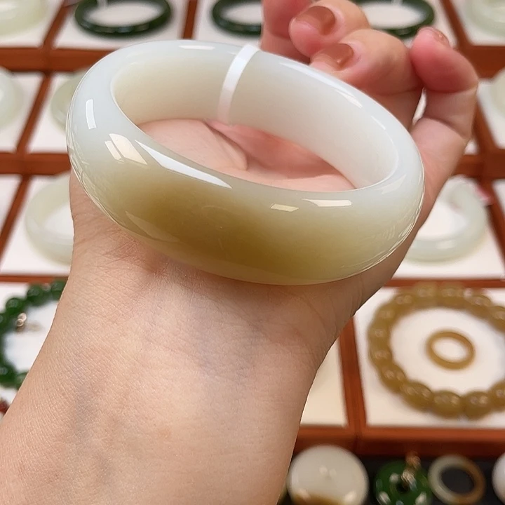 和田玉未镶嵌手镯