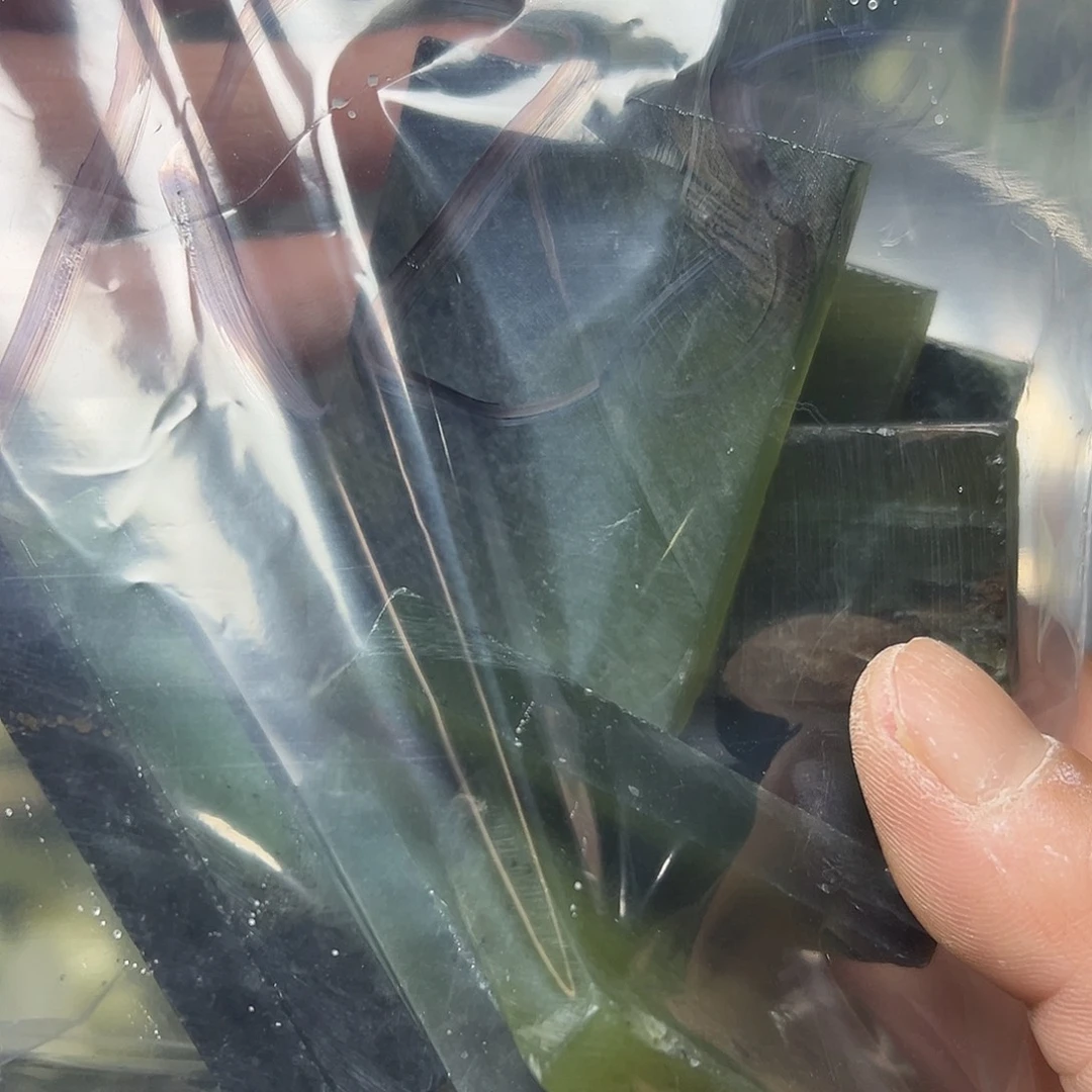 锡***行蛇纹石玉未镶嵌鱼缸石 盆景石