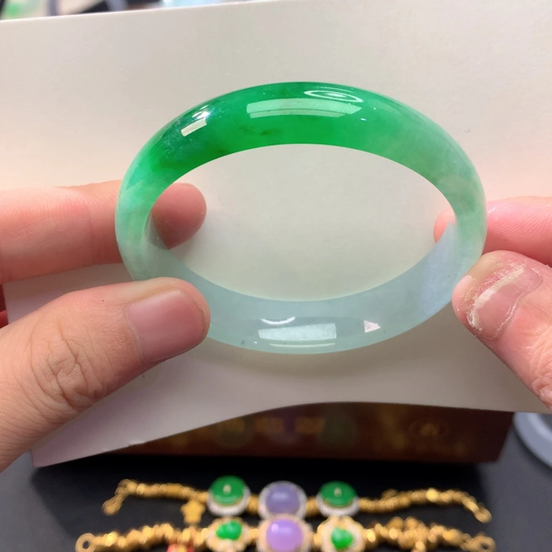 翡翠未镶嵌手镯半山水艳绿