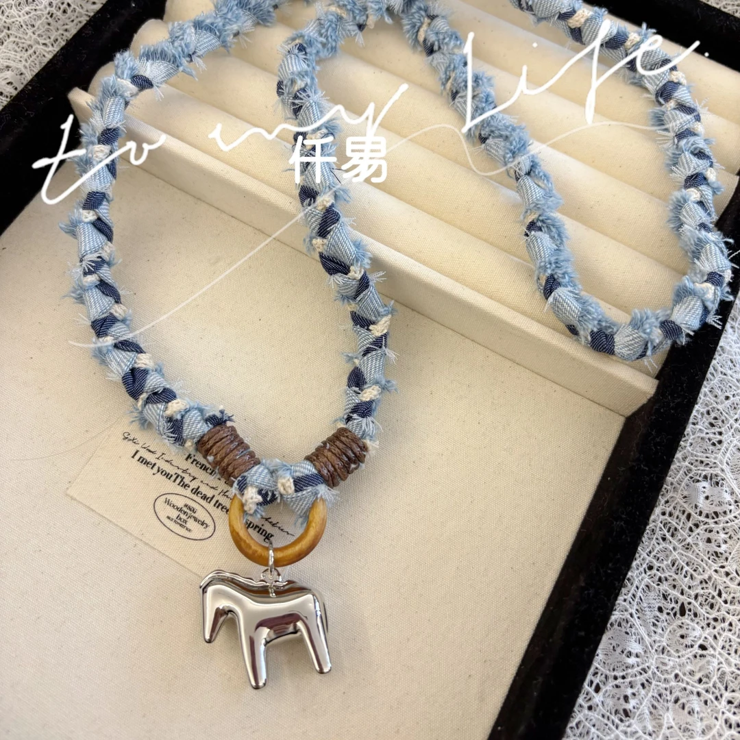 钛钢布艺手链 INS风小马吊坠小香风手工蓝色首饰编绳银色小马项链