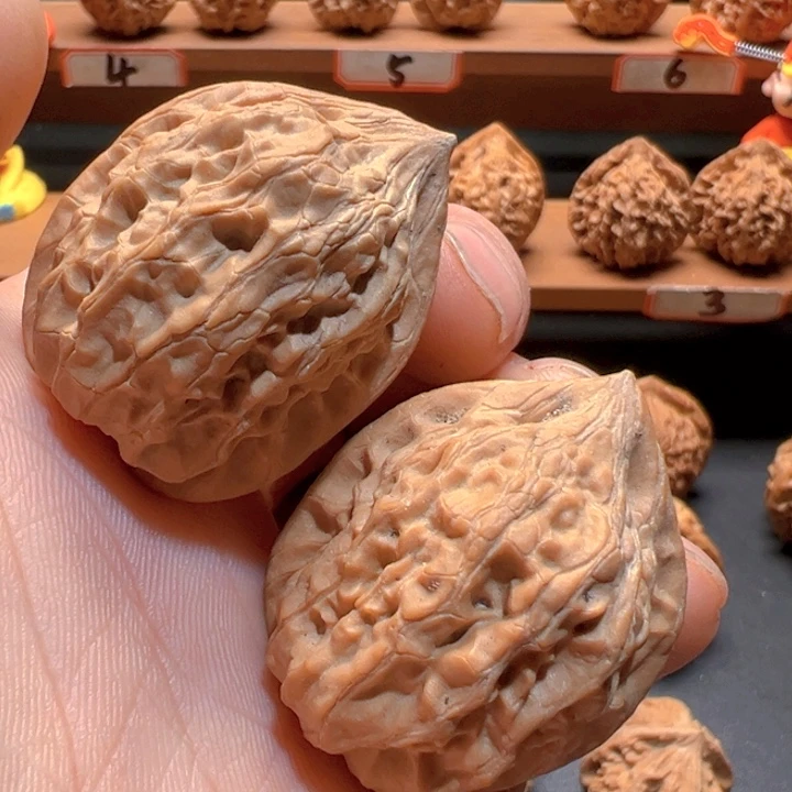 文玩核桃吊坠对歪鸡心