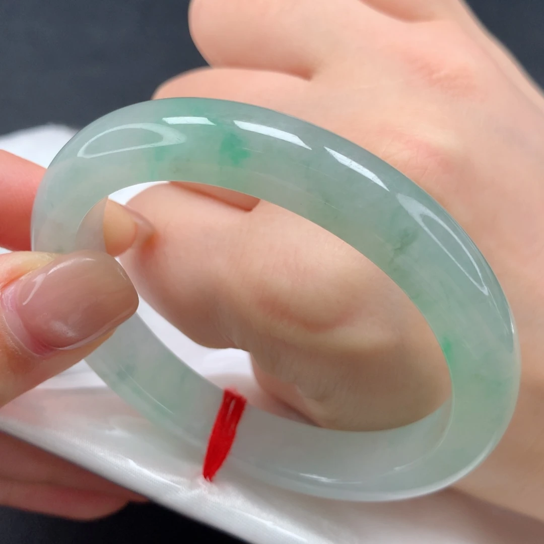 翡翠手镯未镶嵌，5号贵妃，正圈戴52.53