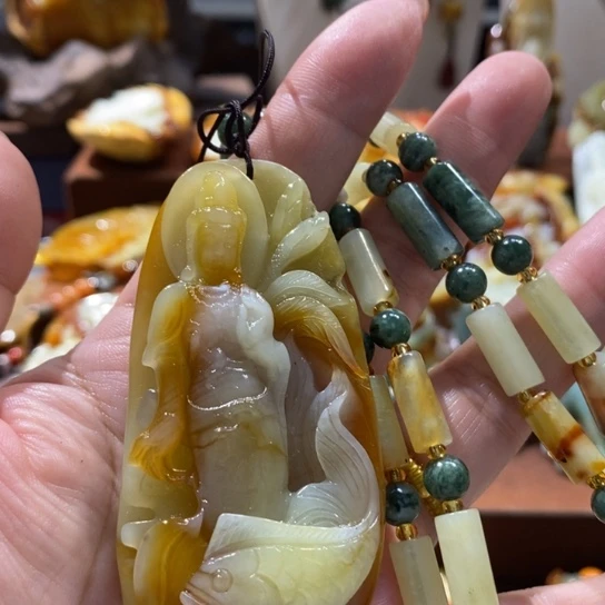 蛇纹石玉未镶嵌颈饰