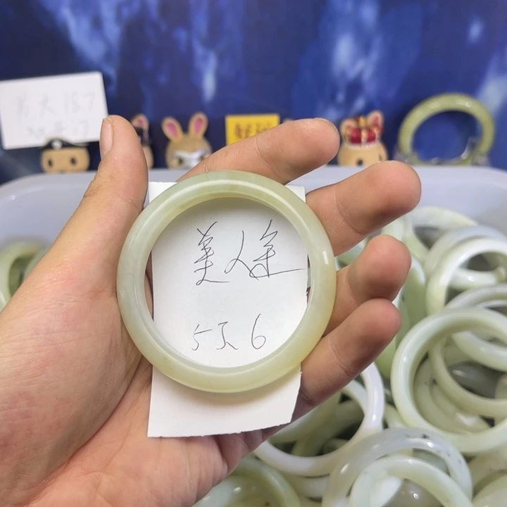 蛇纹石玉手镯未镶嵌美**?