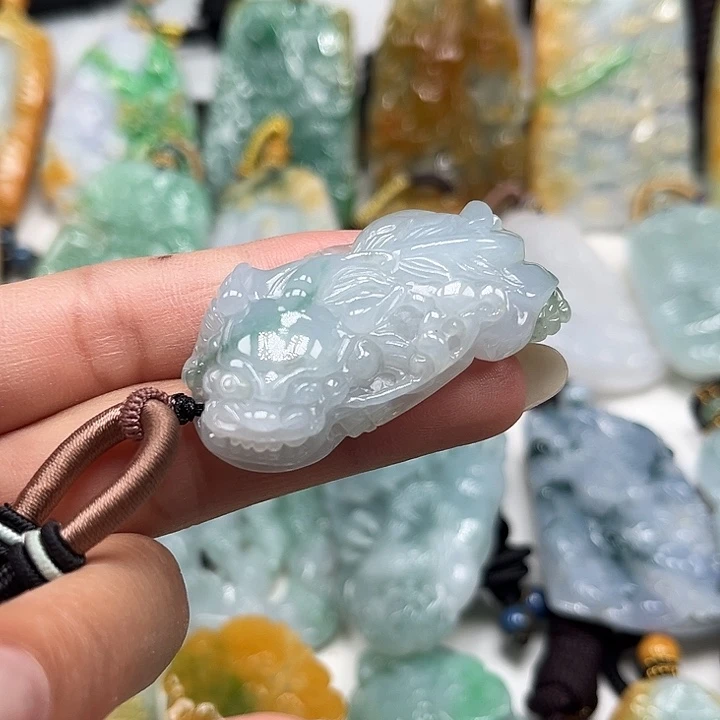 翡翠未镶嵌颈饰貔貅