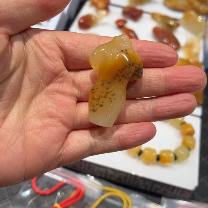 石英质玉（黄龙玉）未镶嵌颈饰