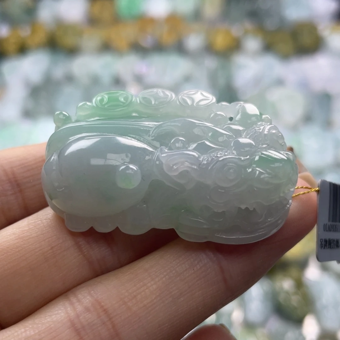 翡翠未镶嵌颈饰貔貅