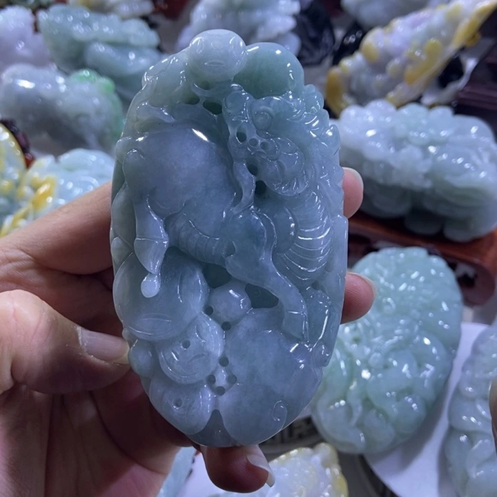 翡翠未镶嵌把件麒麟