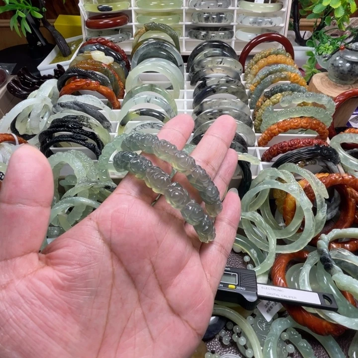 未镶嵌蛇纹石玉手镯她*