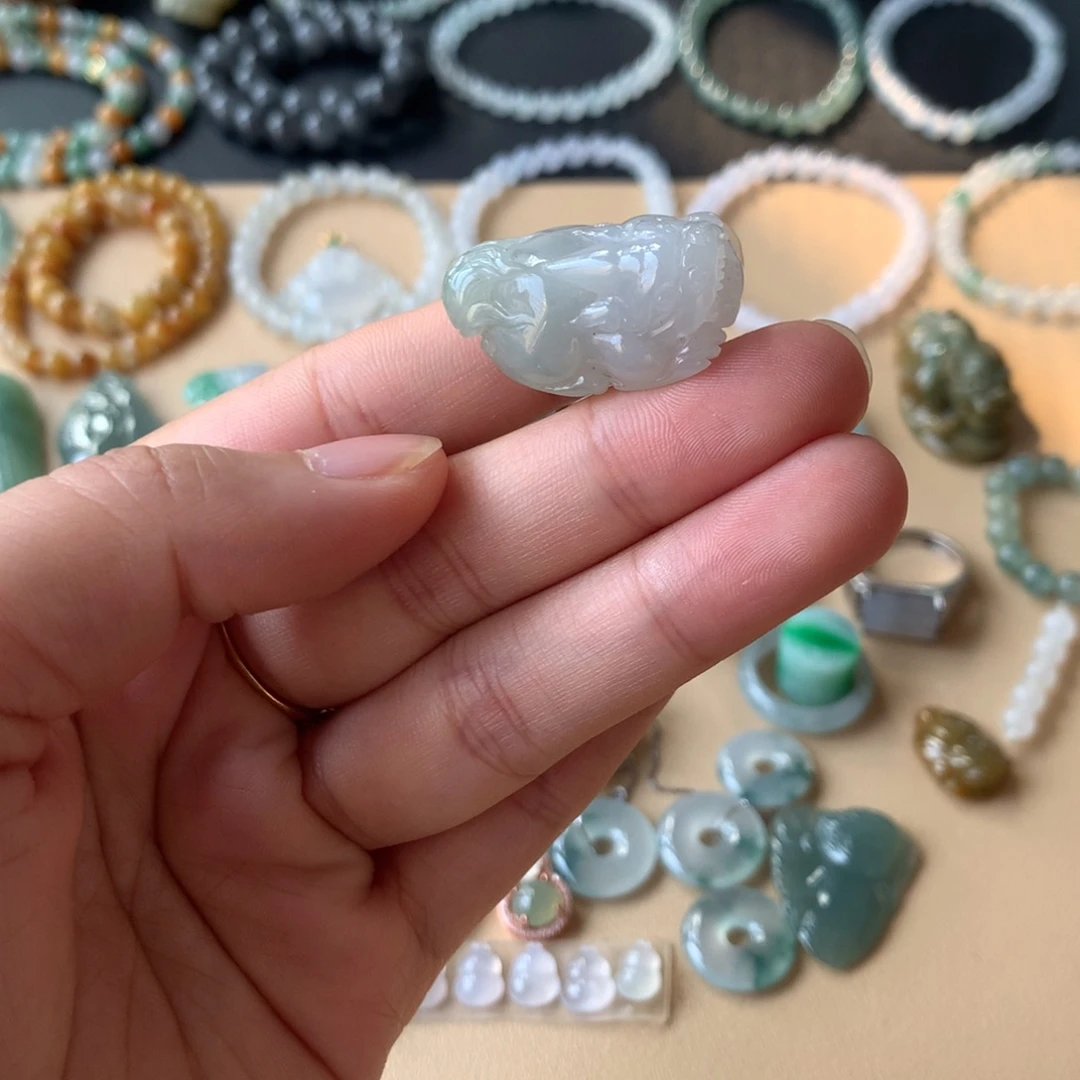 翡翠未镶嵌颈饰貔貅