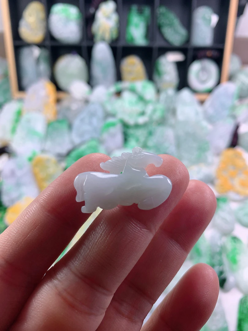 缅甸天然A货翡翠生肖马吊坠尺寸：28.5-19.1-6.4