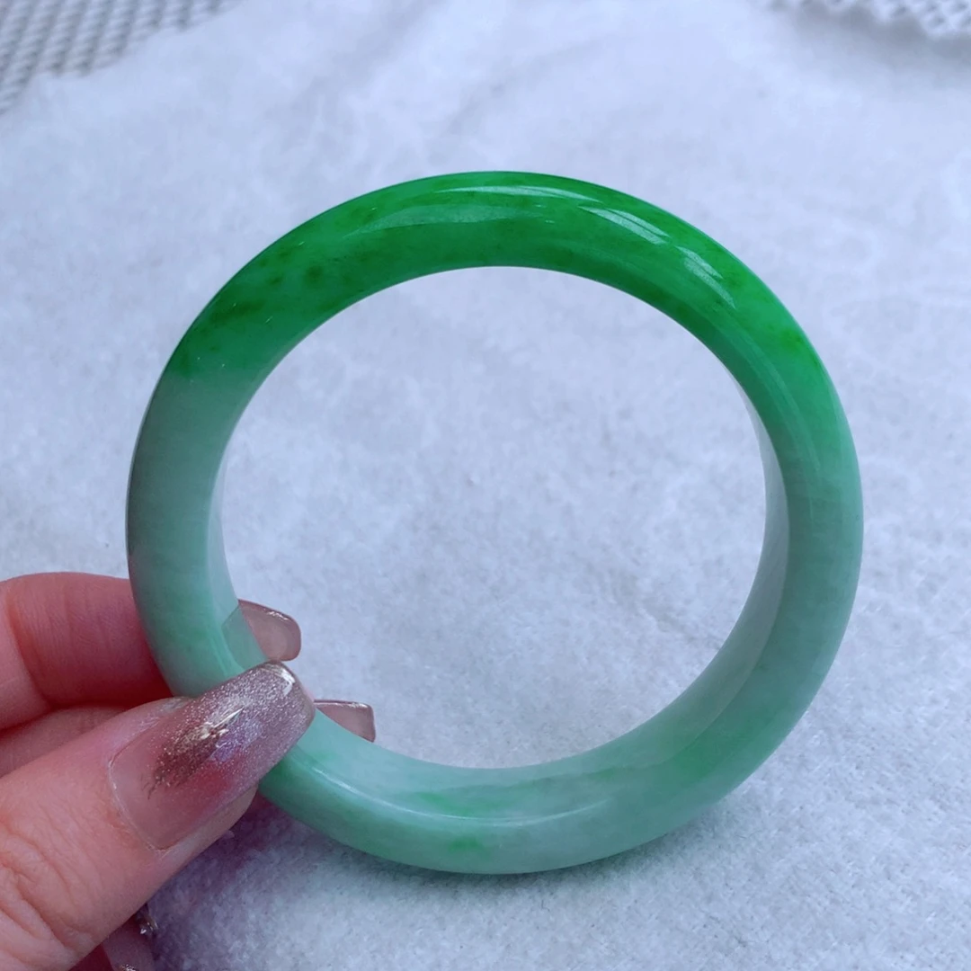 翡翠手镯未镶嵌翡翠