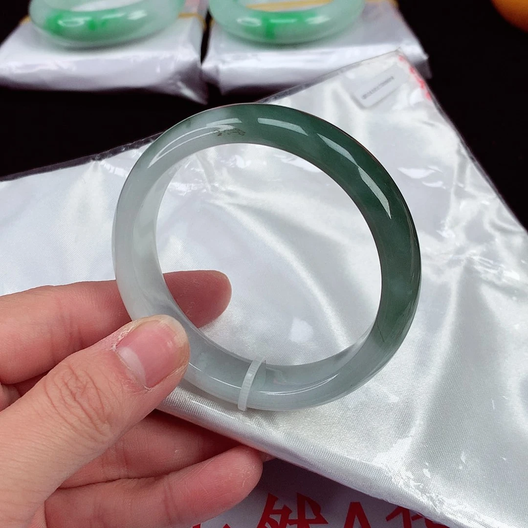翡翠手镯未镶嵌翡翠