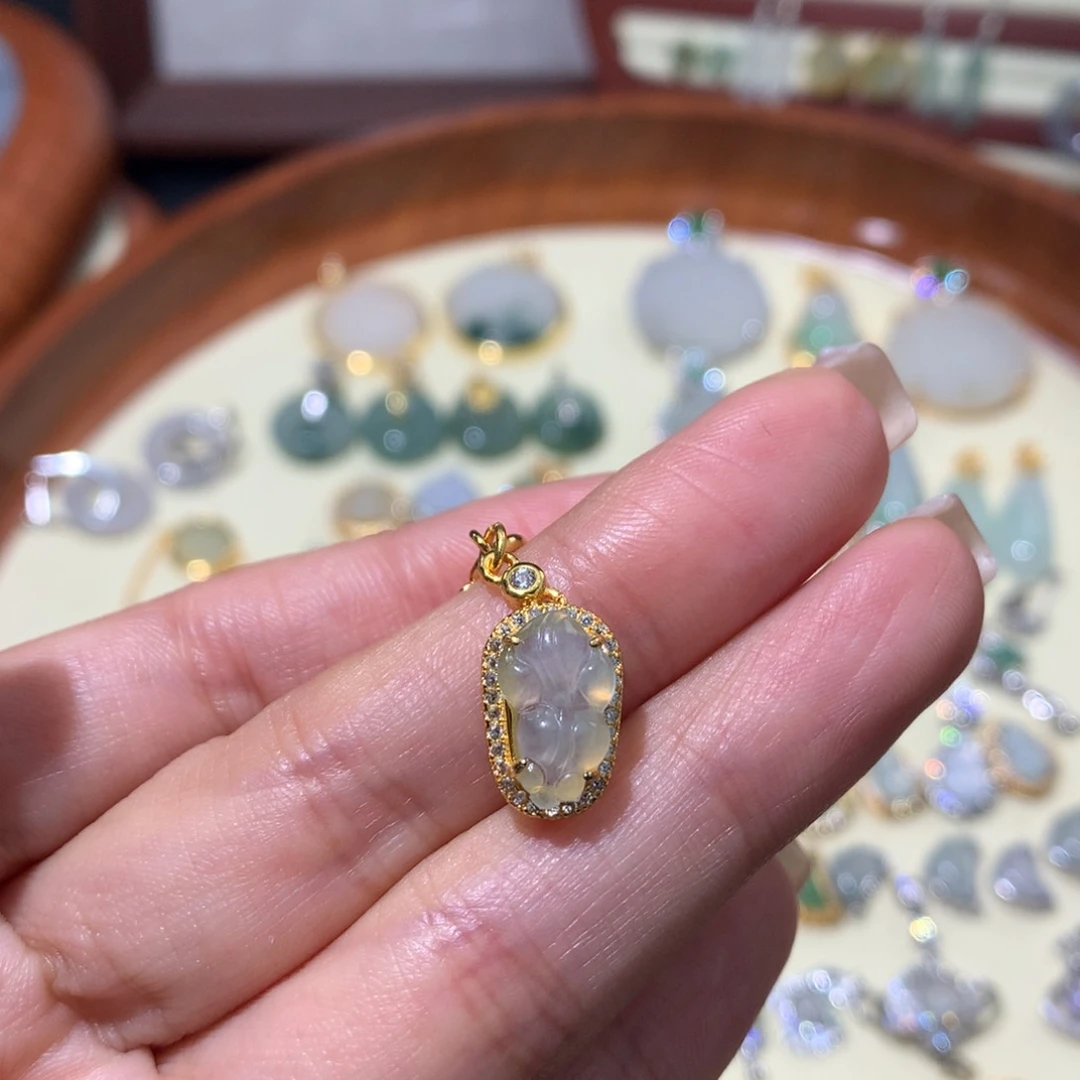 刘***皮翡翠未镶嵌颈饰金鱼