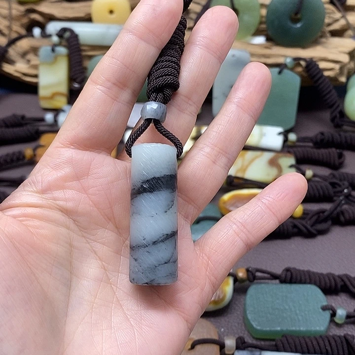 江***未镶嵌蛇纹石玉颈饰