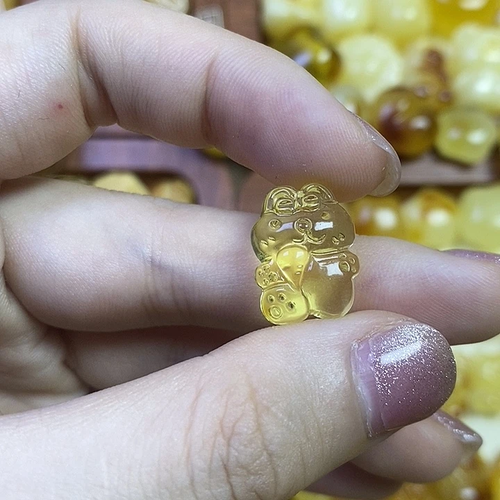 橄榄核吊坠小兔子