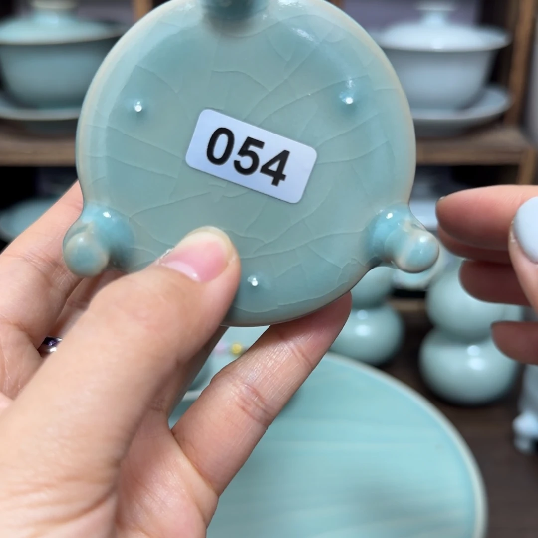 微瑕054小三足撙仿古釉瓷