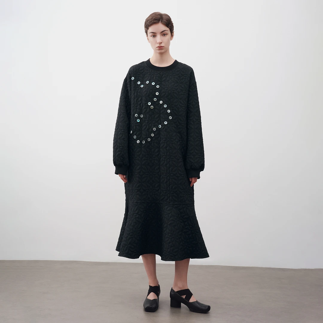 刘刘墨小众设计秋冬新款复古肌理感贝壳装饰花朵拼接裙摆连衣裙