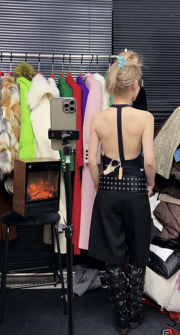 主播身上白色外套和裙子