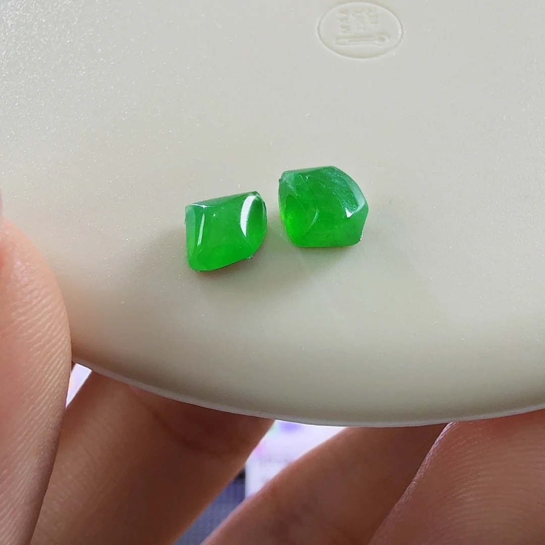 翡翠未镶嵌颈饰一对