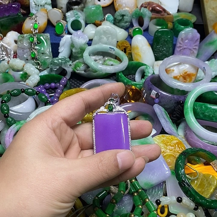 颈饰未镶嵌翡翠小**妈官方正规军回血放漏