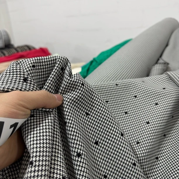 111  高品色织千鸟格TR植绒爱心面料4米价