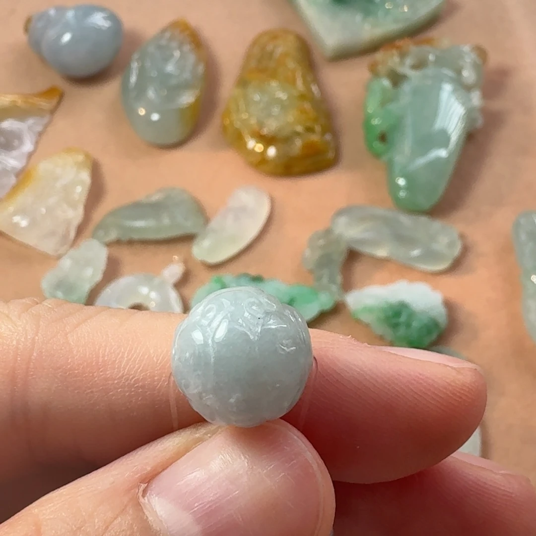 翡翠未镶嵌颈饰狮子珠