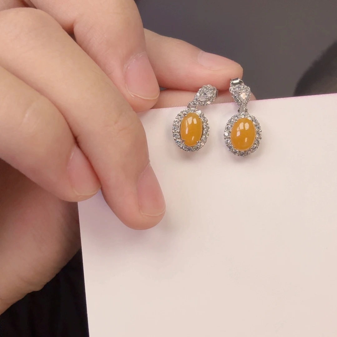 翡翠未镶嵌颈饰一对