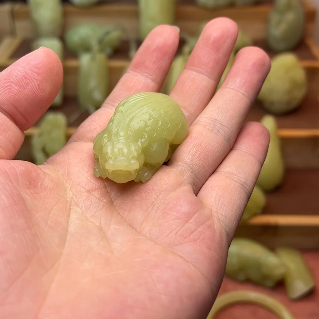 博***思和田玉（黄玉）未镶嵌颈饰