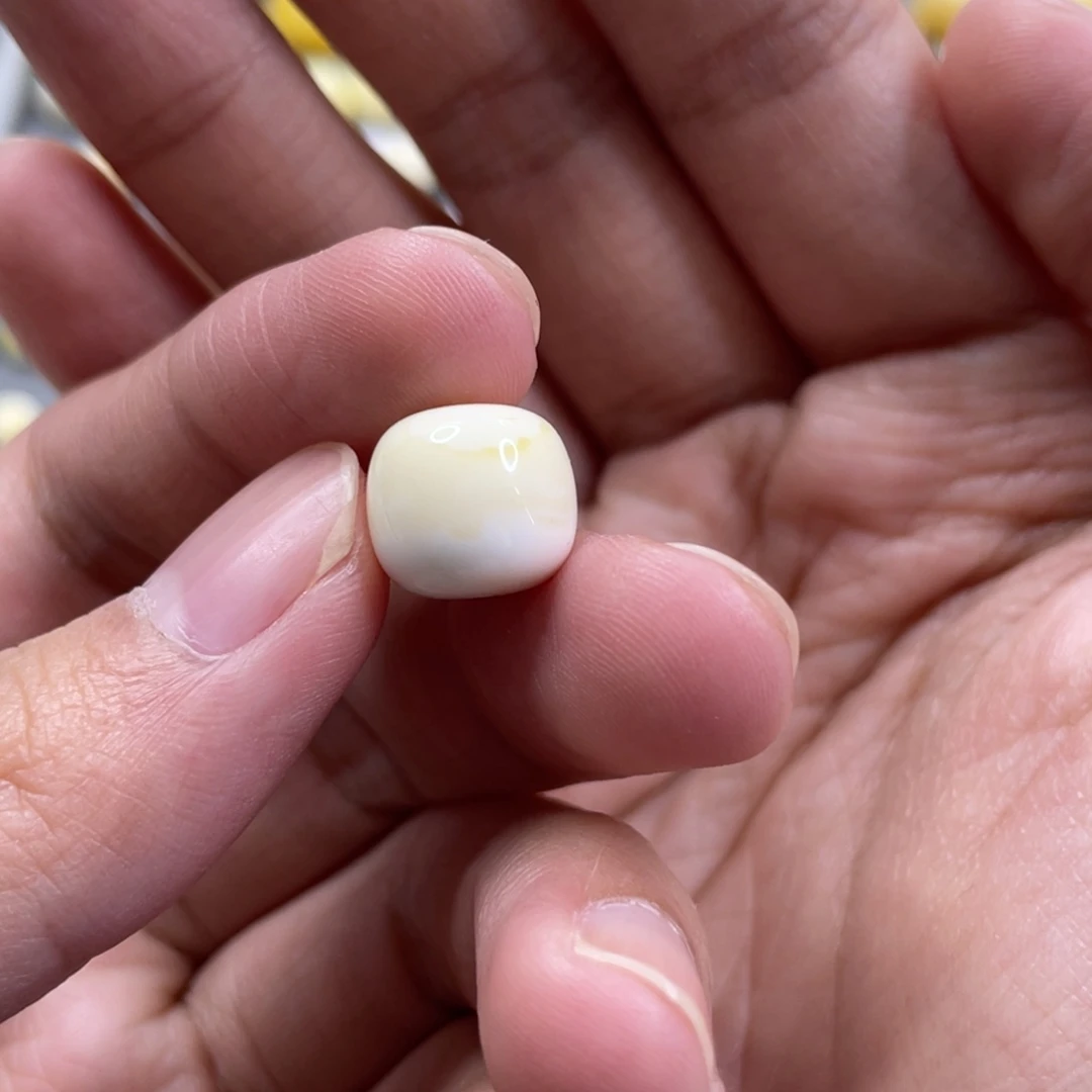 曾***-琥珀未镶嵌裸石漆白