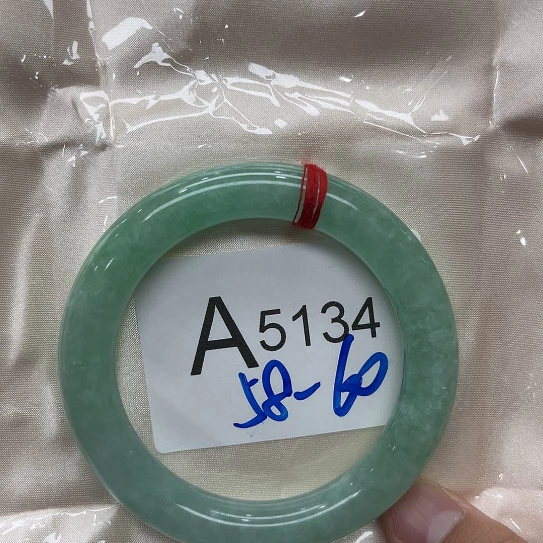 翡翠手镯未镶嵌默认瑕疵