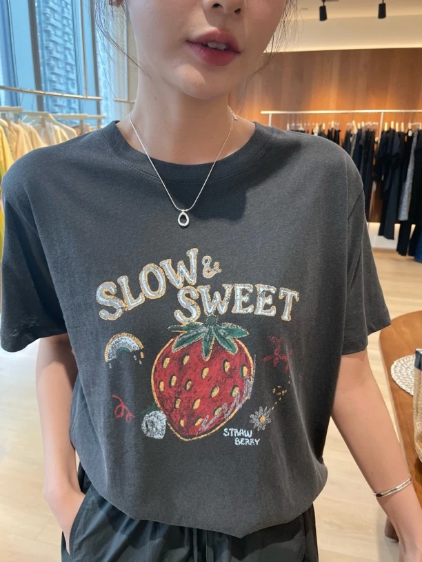 THESE DAY/2025夏季深灰草莓T恤[no退no换]