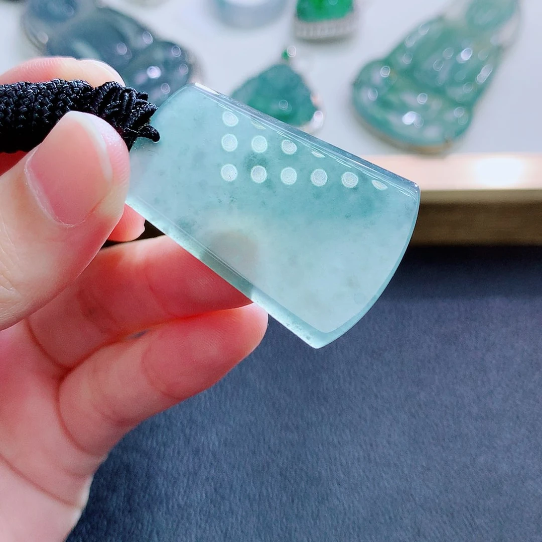 翡翠挂件未镶嵌翡翠