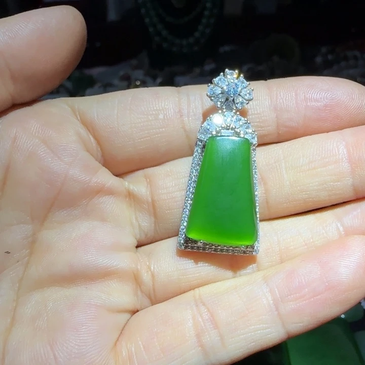 和田玉银S925镶嵌颈饰辣阳绿无事牌