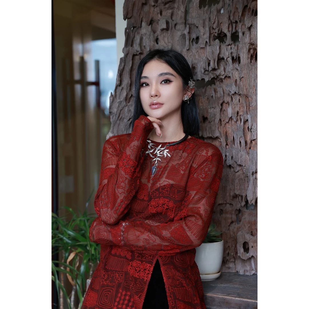 【妙妙精选】HUANGNAJI微醺-时尚气质桑蚕丝设计感高开叉上衣7485